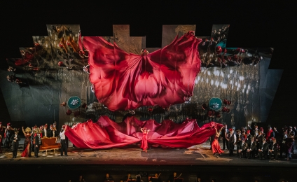 La Traviata “degli specchi” di Verdi allo Sferisterio di Macerata: quando il pubblico diventa parte della messa in scena